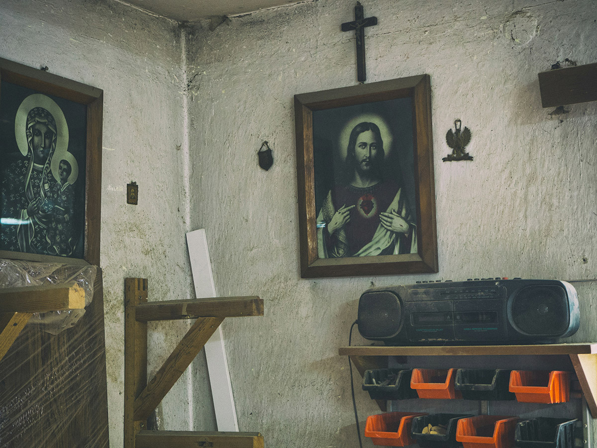 room with christ portrait